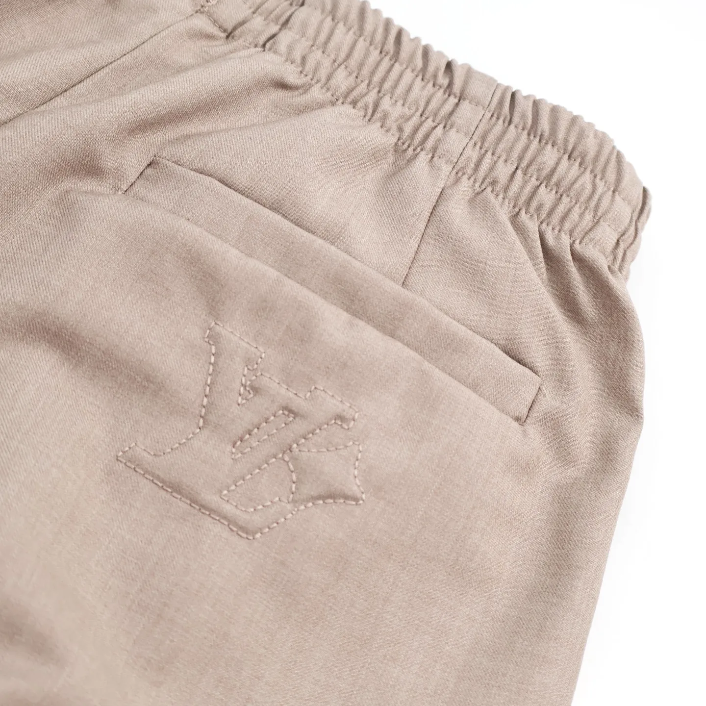🅿️620 1v wool straight trousers. The original version was purchased for 9,300 and developed. It took several months to finally ship. It was delayed due to fabric problems. The cost of the original 100 worsted wool is very expensive. Straight version. Back pocket patch embroidery. Behringer embroidery machine operation. Size:44-46-48-50